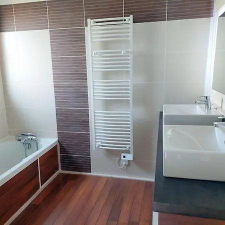 Close To Beach, Cleder, Cleaning Included Holiday home *