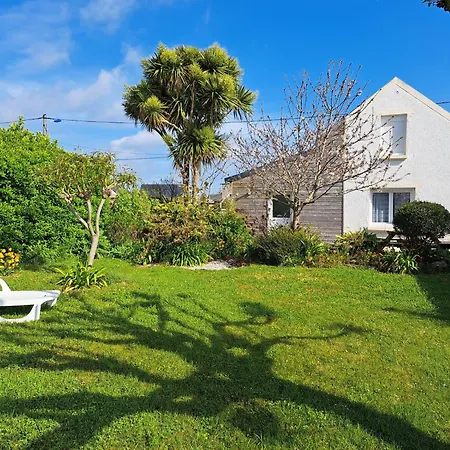 Close To Beach, Cleder, Cleaning Included Holiday home